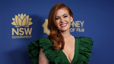 Isla Fisher, 47, looks phenomenal rocking plunging swimsuit in。